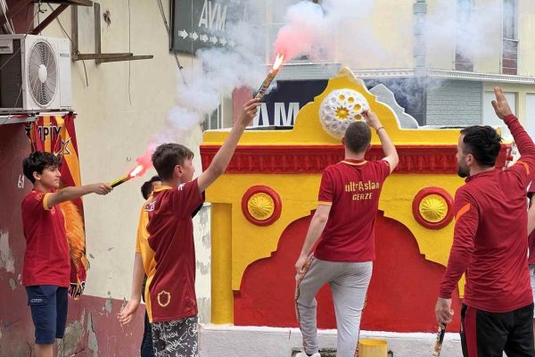 “Şampiyon çeşme” bu yıl Galatasaray’ın renklerine büründü