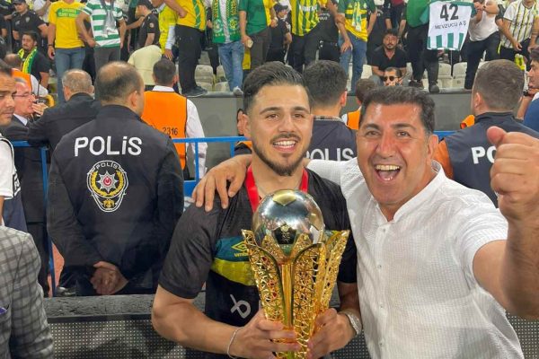 Şampiyon Bünyamin Balat, kupayı babası ile birlikte kaldırdı