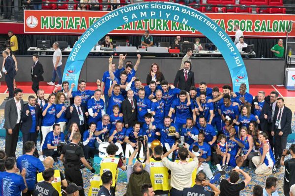 Türkiye Sigorta Basketbol Süper Ligi şampiyonu Anadolu Efes kupasını aldı