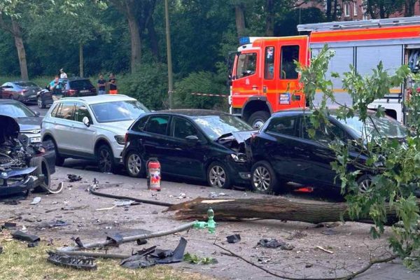 Wilhelmsburg’da dikkatsiz sürücü yıktı geçti!