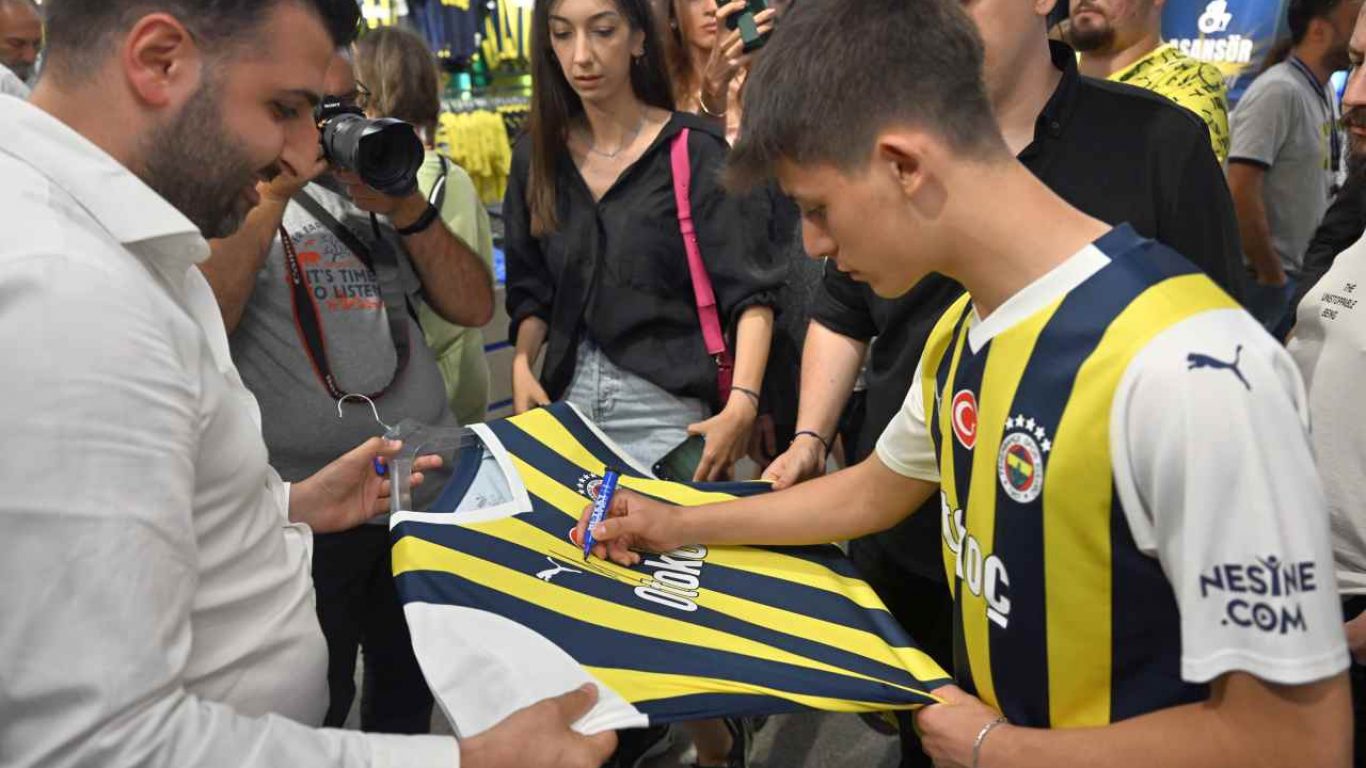 Fenerbahçe Futbol A Takımı 2023-2024 sezonu forma tanıtımı yapıldı