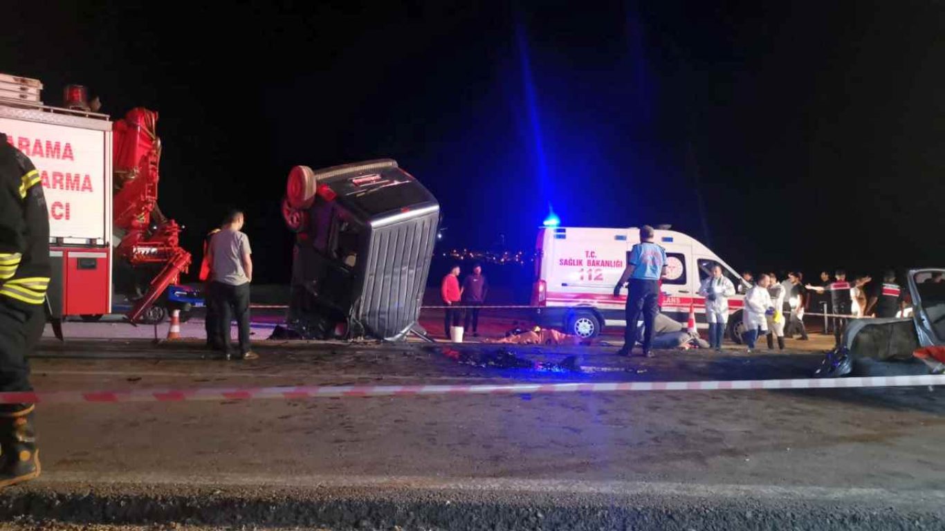 Gaziantep'te hafif ticari araç ile otomobil çarpıştı, 6 kişi öldü