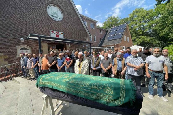 Halil amca dualarla uğurlandı