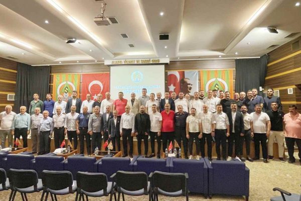 Alanyaspor Kulübünün olağanüstü genel kurulunda Çavuşoğlu, başkanlığa yeniden seçildi