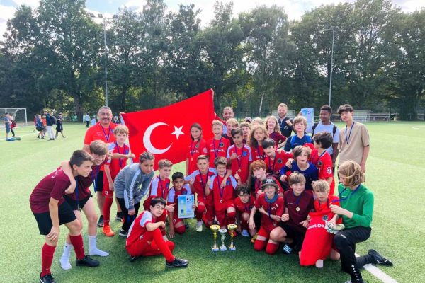 Aziz Nesin Futbol Takımı Avrupa Şampiyonası”nda ikinci oldu