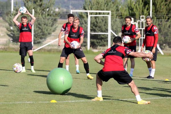 Sivasspor Teknik Direktörü Servet Çetin: “Önceliğimiz eksik mevkilere transfer”