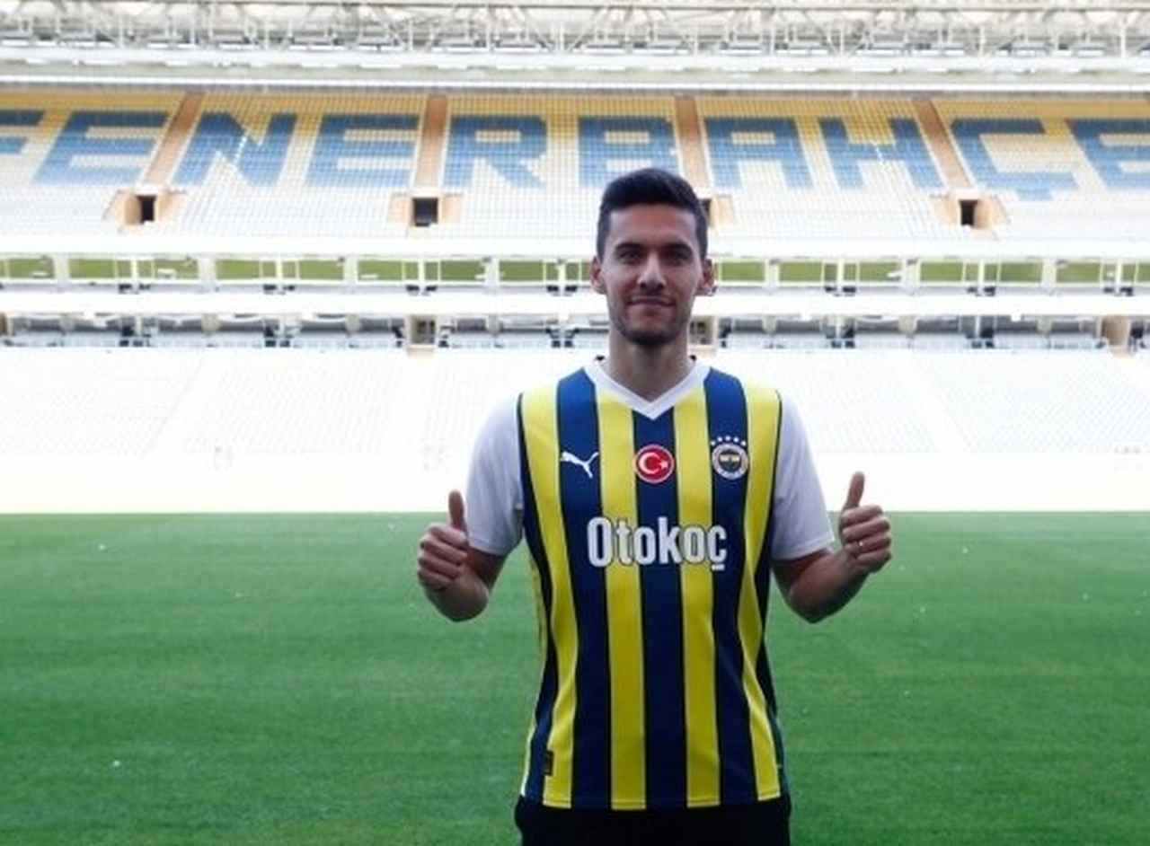 Fenerbahçe, milli futbolcu Umut Nayir ile 2+1 yıllık sözleşme imzaladı