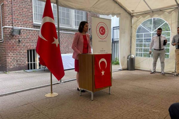 Hamburg Başkonsolosu Emine Derya Kara’dan “15 Temmuz Demokrasi ve Milli Birlik Günü” mesajı: