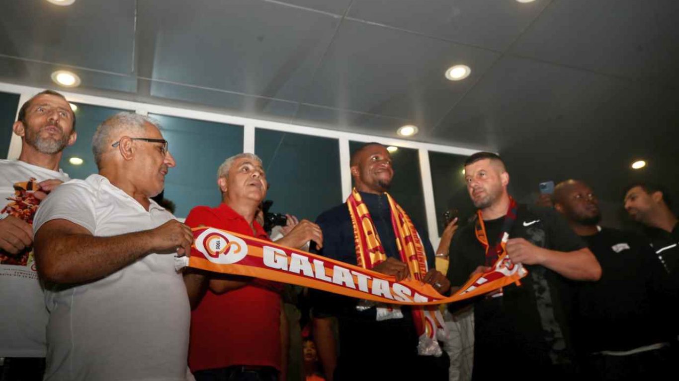 Galatasaray'ın transfer görüşmelerine başladığı Wilfried Zaha, İstanbul'a geldi