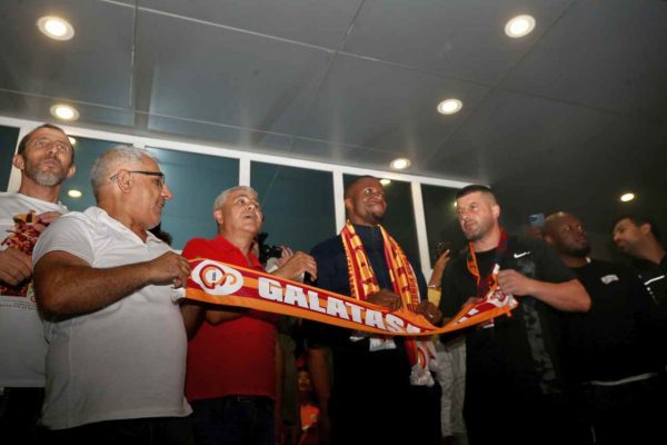 Galatasaray’ın transfer görüşmelerine başladığı Wilfried Zaha, İstanbul’a geldi