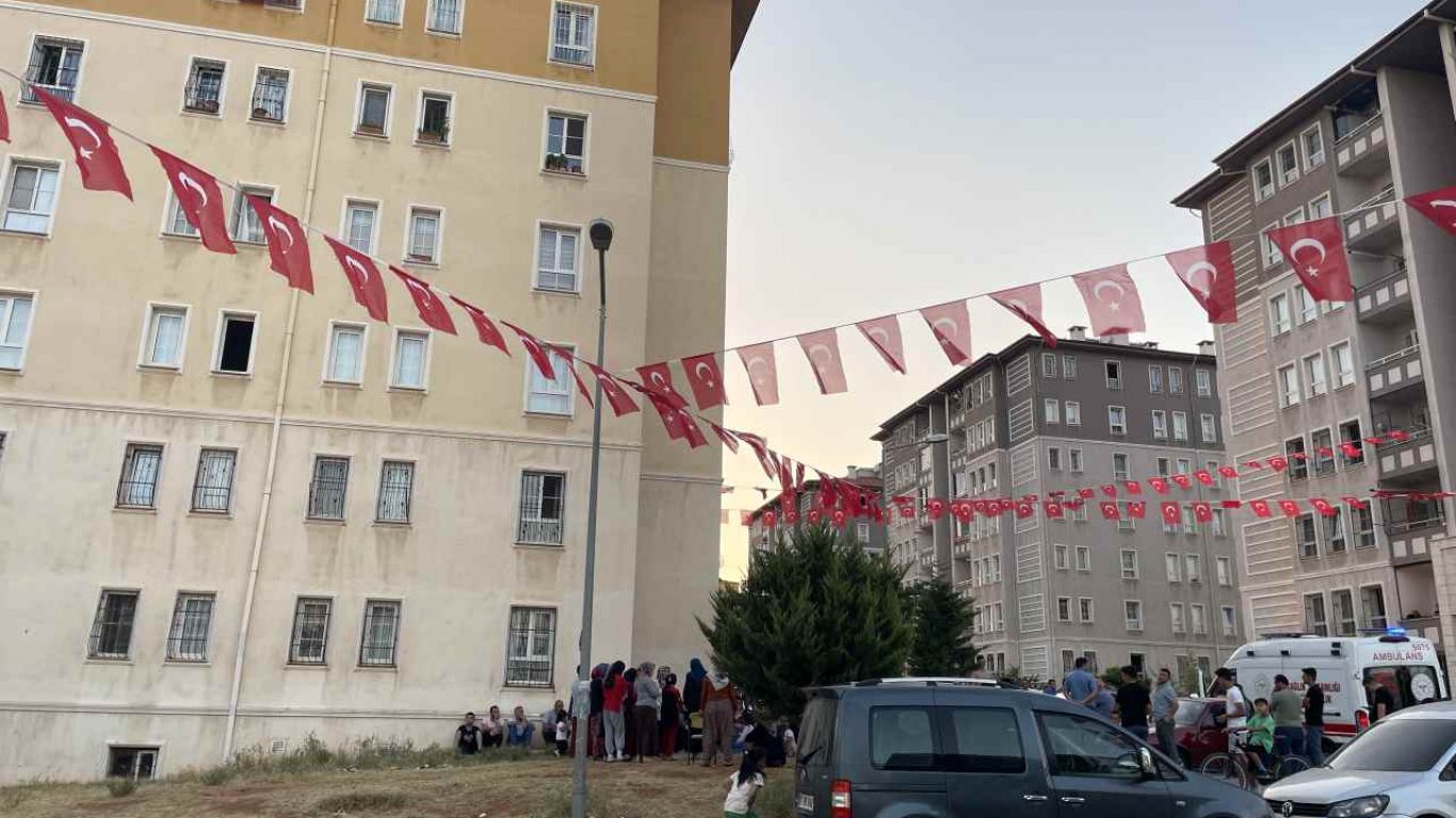 Pençe-Kilit Operasyonu bölgesinde şehit olan Özdemir'in Gaziantep'teki ailesine acı haber verildi