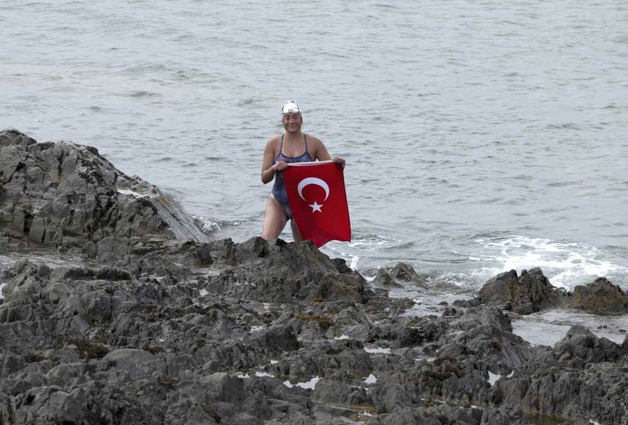 Aysu Türkoğlu, Kuzey Kanalı’nı yüzerek geçen en genç Türk sporcu oldu