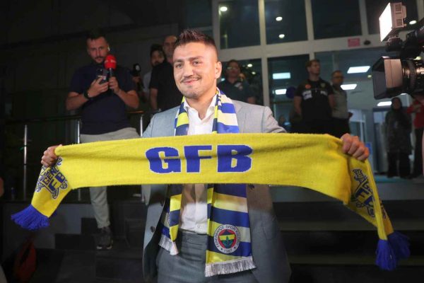 Cengiz Ünder, Fenerbahçe için İstanbul’a geldi