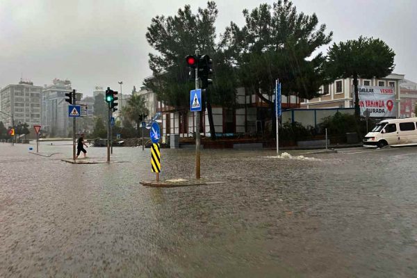 Samsun’da sağanak nedeniyle ev ve iş yerlerini su bastı