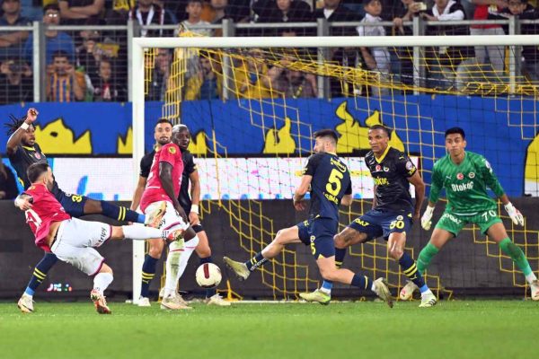 Fenerbahçe, Ankara’dan lider döndü