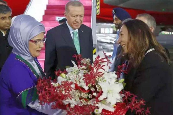 Cumhurbaşkanı Erdoğan’ı Hindistan’da, Yeni Delhi Büyükelçisi Fırat Sunel ve eşi Yonca Sunel karşıladı 