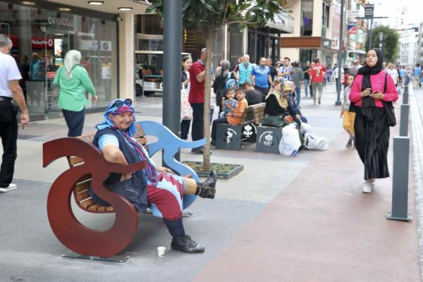 Trabzon Büyükşehir Belediyesi, Trabzonspor sevgisiyle tanınan Münevver için bank yaptırdı