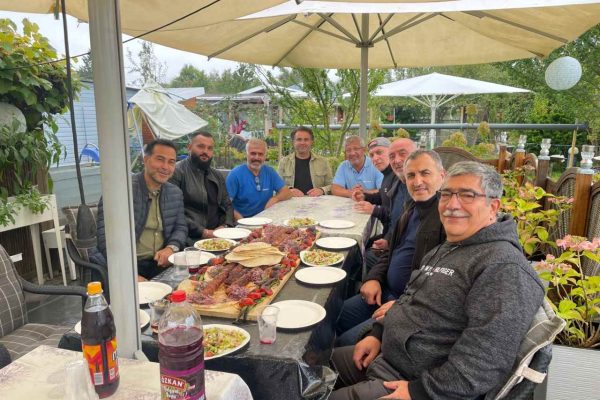 Eski dostlar mangalda buluştu