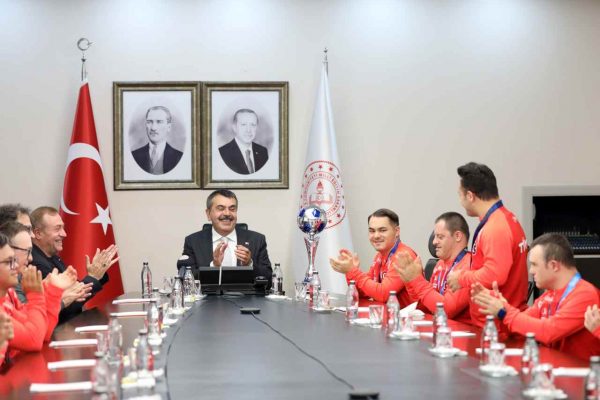 Down Sendromlu Futsal Milli Takımı, Milli Eğitim Bakanı Tekin’i ziyaret etti