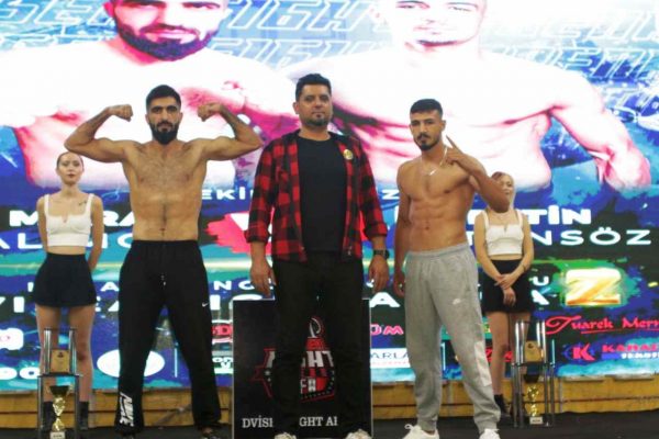 İzzettin Altunsöz, ünvan koruma maçını kazanarak kupayı kaldırdı