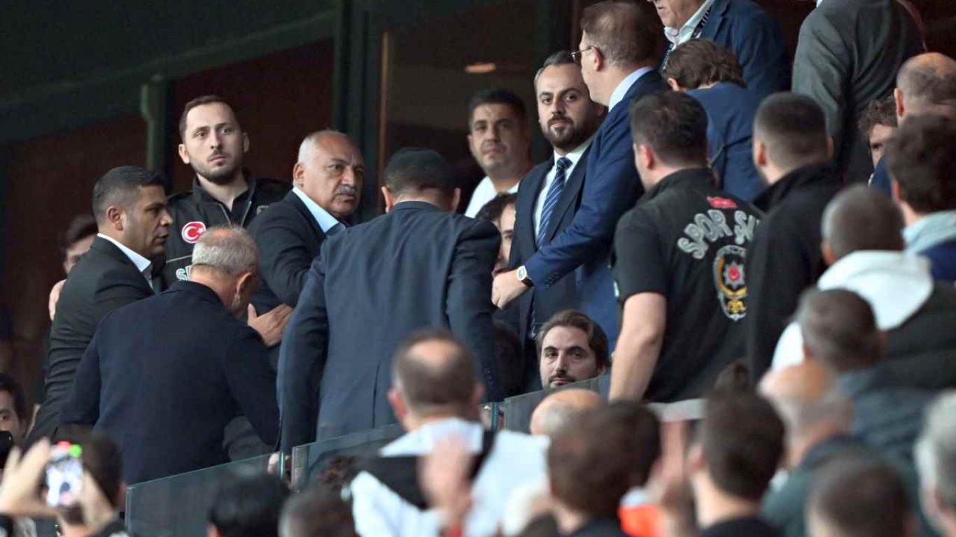 TFF Başkanı Mehmet Büyükekşi protestolar sonrası Tüpraş Stadı'ndan ayrıldı