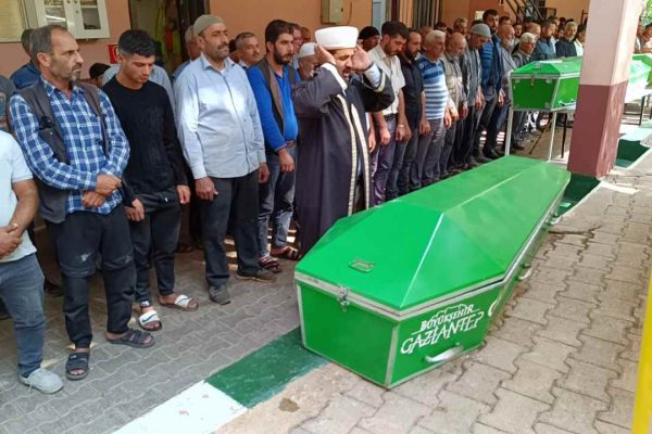 Gaziantep’teki trafik kazasında hayatını kaybeden 6 kişinin cenazesi toprağa verildi