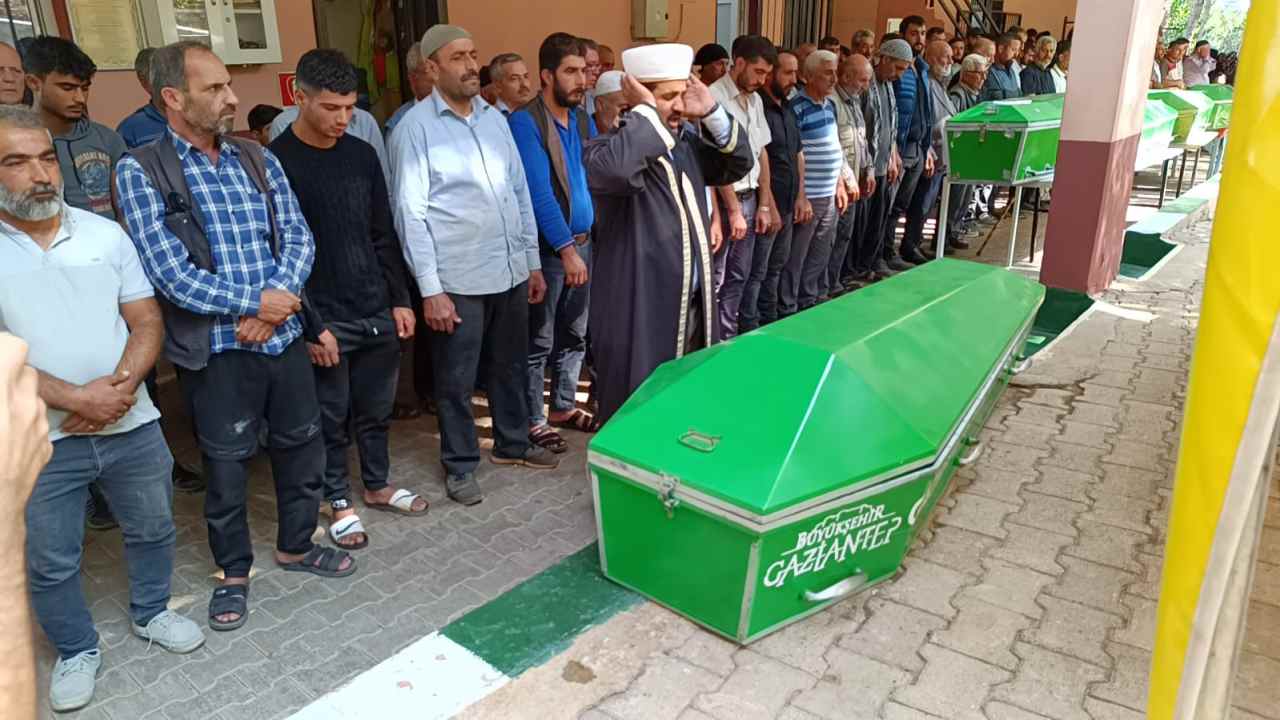 Gaziantep’teki trafik kazasında hayatını kaybeden 6 kişinin cenazesi toprağa verildi
