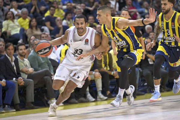 Fenerbahçe geriden gelip farka koştu