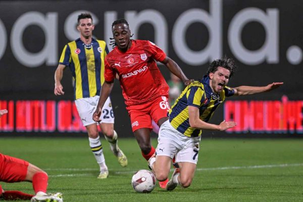 Fenerbahçe kayıp yaşamadan zirvedeki yerini korudu