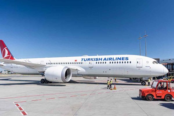 Hamburg Havalimanı’nda silahlı bir kişinin aracıyla aprona girmesi üzerine hava trafiği durduruldu