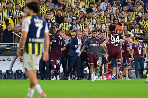 Galibiyet serisi sona eren Fenerbahçe, liderliği Galatasaray’a kaptırdı