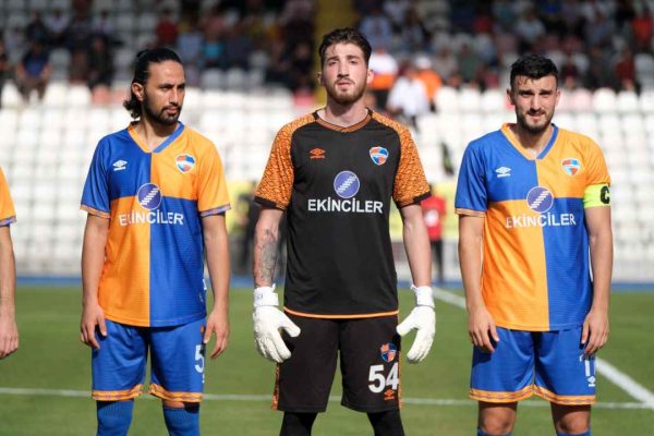 Maçta dili boğazına kaçan kaleci, hakemin müdahalesiyle kurtuldu