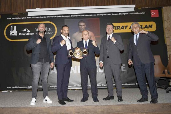 Dünya Ağır Sıklet Boks Şampiyonu Arslan, kamp yaptığı Erzurum’a altın kemeriyle geldi