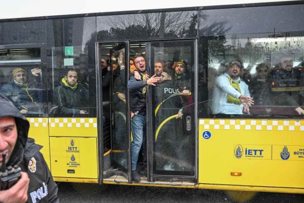 Fenerbahçeli taraftarlar, derbi galibiyeti sonrası takımı coşkuyla karşıladı