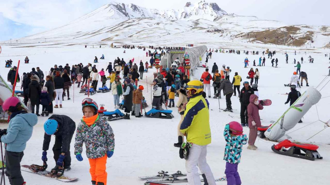 Yeni yıla Erciyes'te girmek isteyen kayakseverler pistleri doldurdu