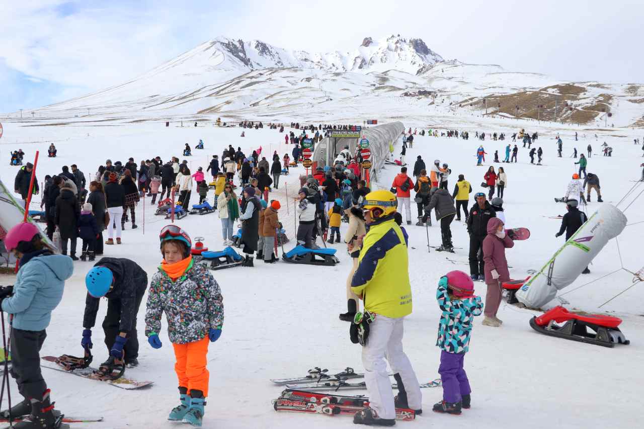 Yeni yıla Erciyes’te girmek isteyen kayakseverler pistleri doldurdu