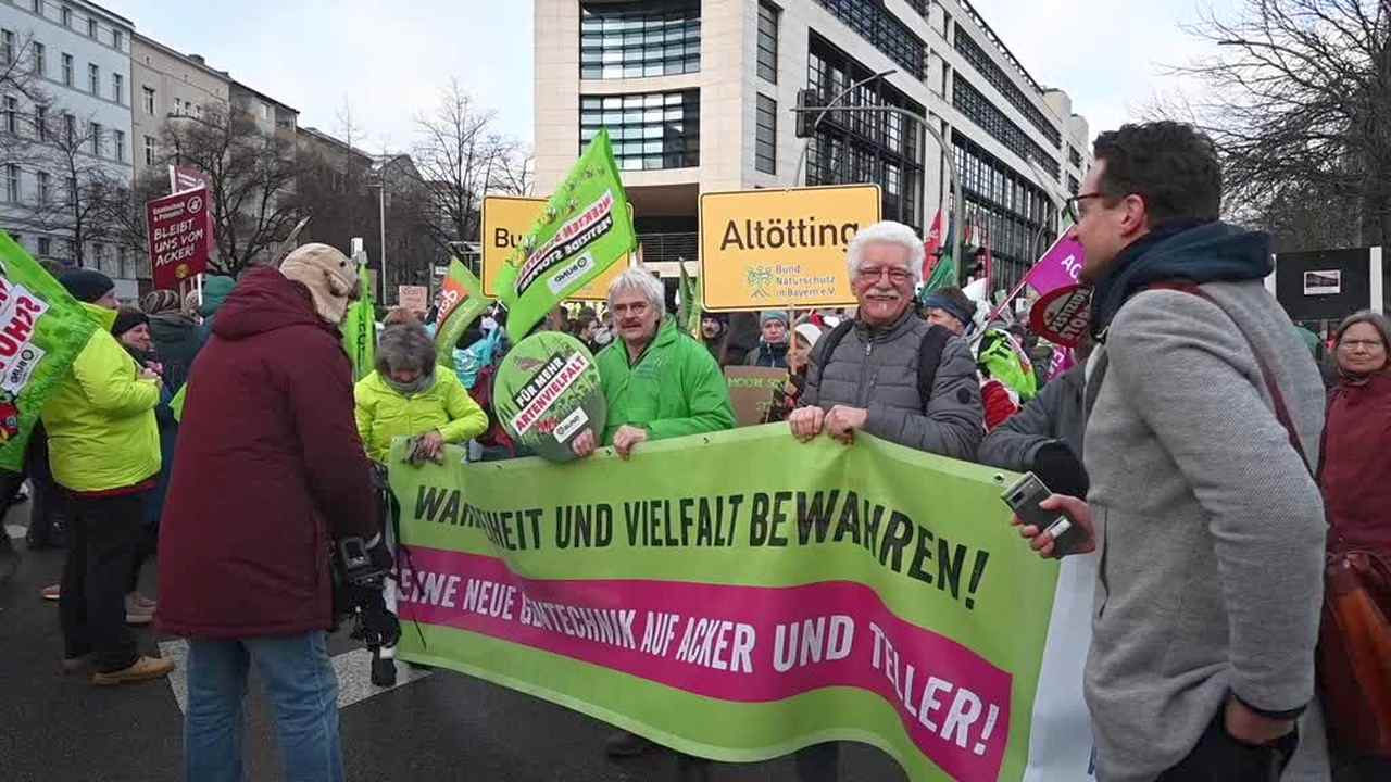 Almanya’da çiftçiler SPD Genel Merkezi önünde hükümeti protesto etti