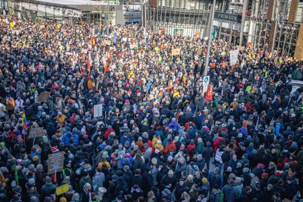 Berlin’de binlerce kişi, aşırı sağcı AfD’ye karşı gösteri yaptı