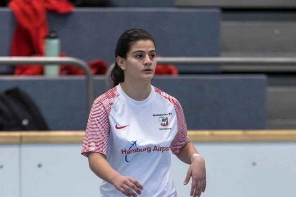 Viyan salonda döktürdü