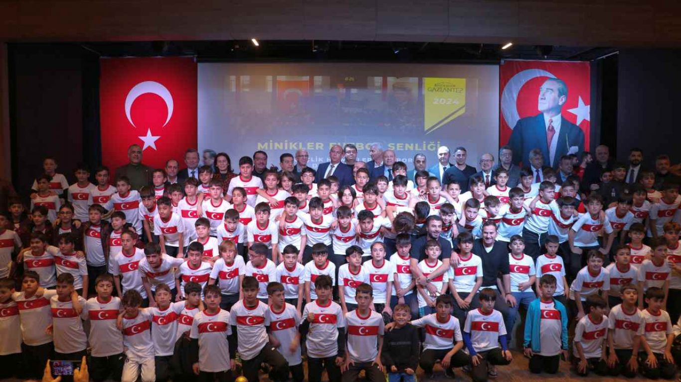 Deprem bölgesindeki çocuklara yönelik futbol turnuvası, Gaziantep'te düzenlendi