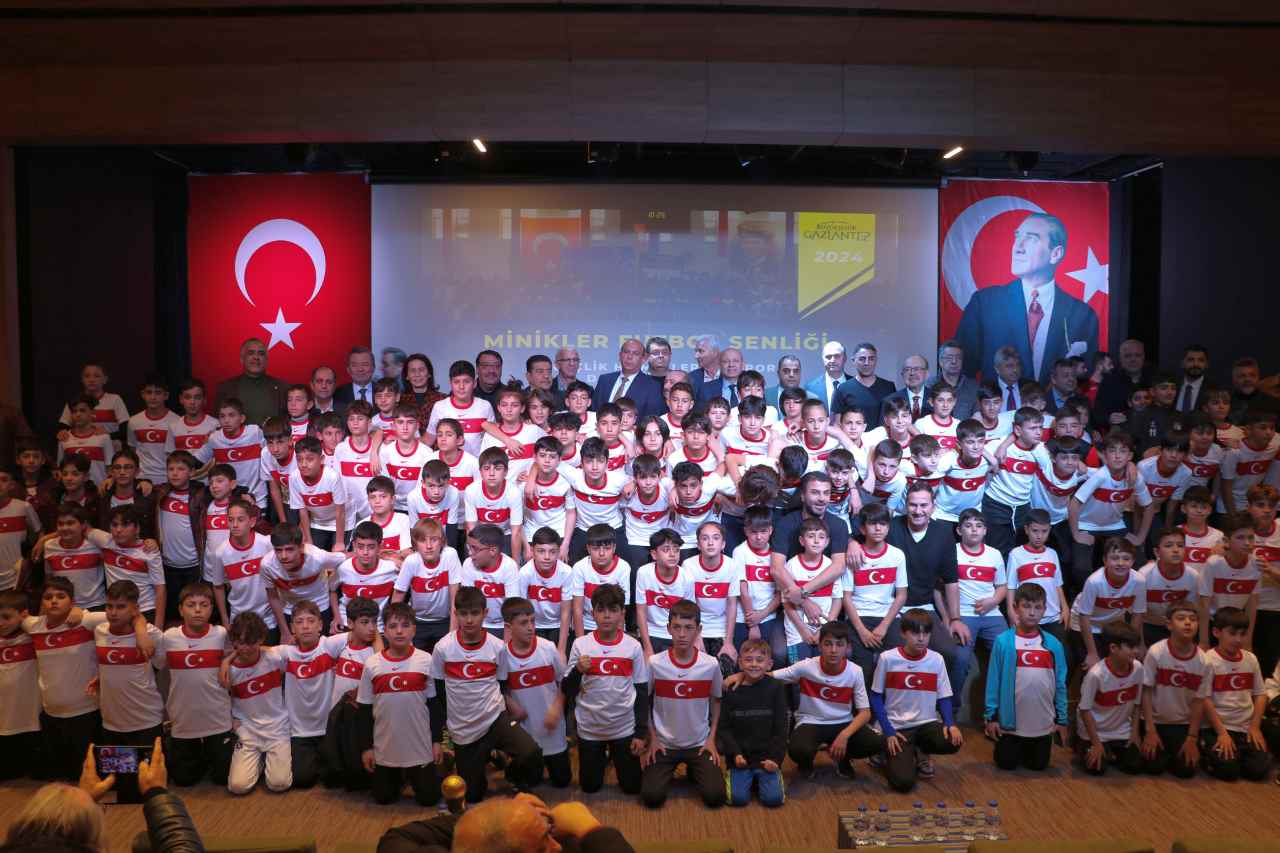 Deprem bölgesindeki çocuklara yönelik futbol turnuvası, Gaziantep’te düzenlendi