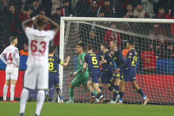 Bathsuayi yıldızlaştı, Fenerbahçe çeyrek finalde