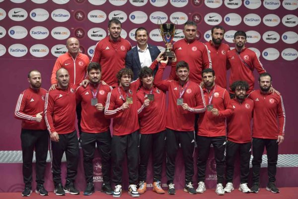 Grekoromen Güreş Milli Takımı, üst üste ikinci kez Avrupa şampiyonu oldu