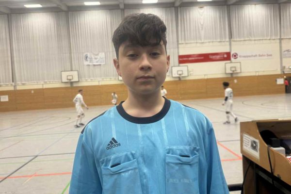 Henüz 14 yaşında: Genç hakem sahaların tozunu attırıyor!