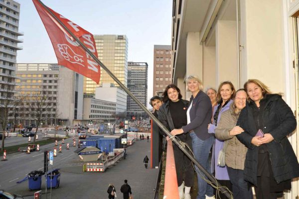 Kadınlar Günü için bayrak çekildi