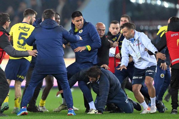 Trabzon’da utanç gecesi. Taraftarlar Fenerbahçe’li futbolculara saldırdı!