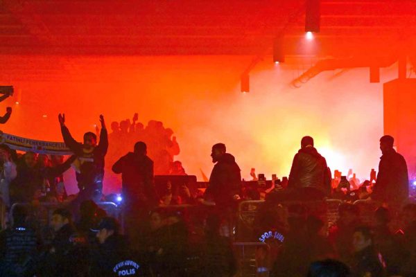 Fenerbahçeli taraftarlar takımlarını karşıladı