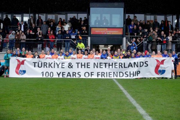 Türkiye-Hollanda Dostluk Anlaşması’nın 100. yılında dostluk maçı oynandı
