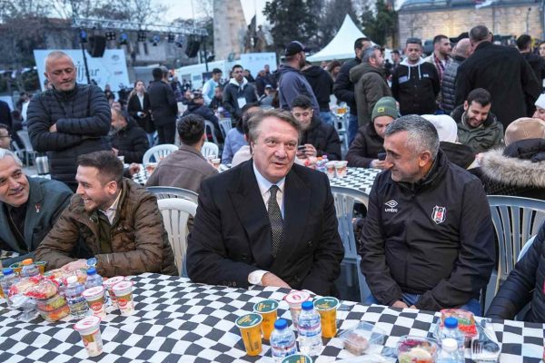 Beşiktaş Kulübü Başkanı Hasan Arat, iftar yemeğinde taraftarlarla bir araya geldi