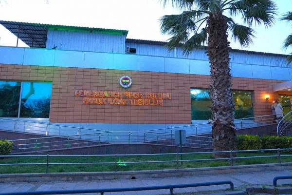 Fenerbahçe yönetim kurulu, camianın önde gelenleriyle iftar yemeğinde buluştu